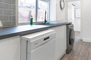 Fridge, microwave, oven, stovetop - Cozy Home in Avenue Terrace, Sleeps 8 (Tyne and Wear)