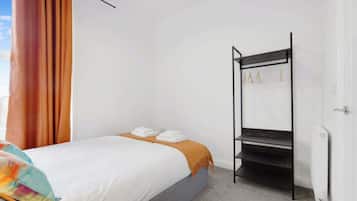 5 bedrooms, iron/ironing board, WiFi, bed sheets