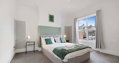 Spacious five Bedroom Family Home Group Stay WiFi