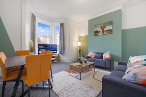 TV - Cozy Home in Avenue Terrace, Sleeps 8 (Tyne and Wear)