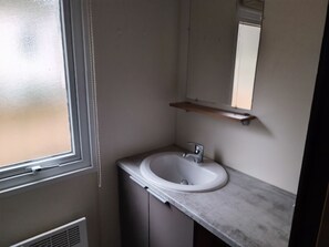 Douche, séchoir à cheveux, papier de toilette