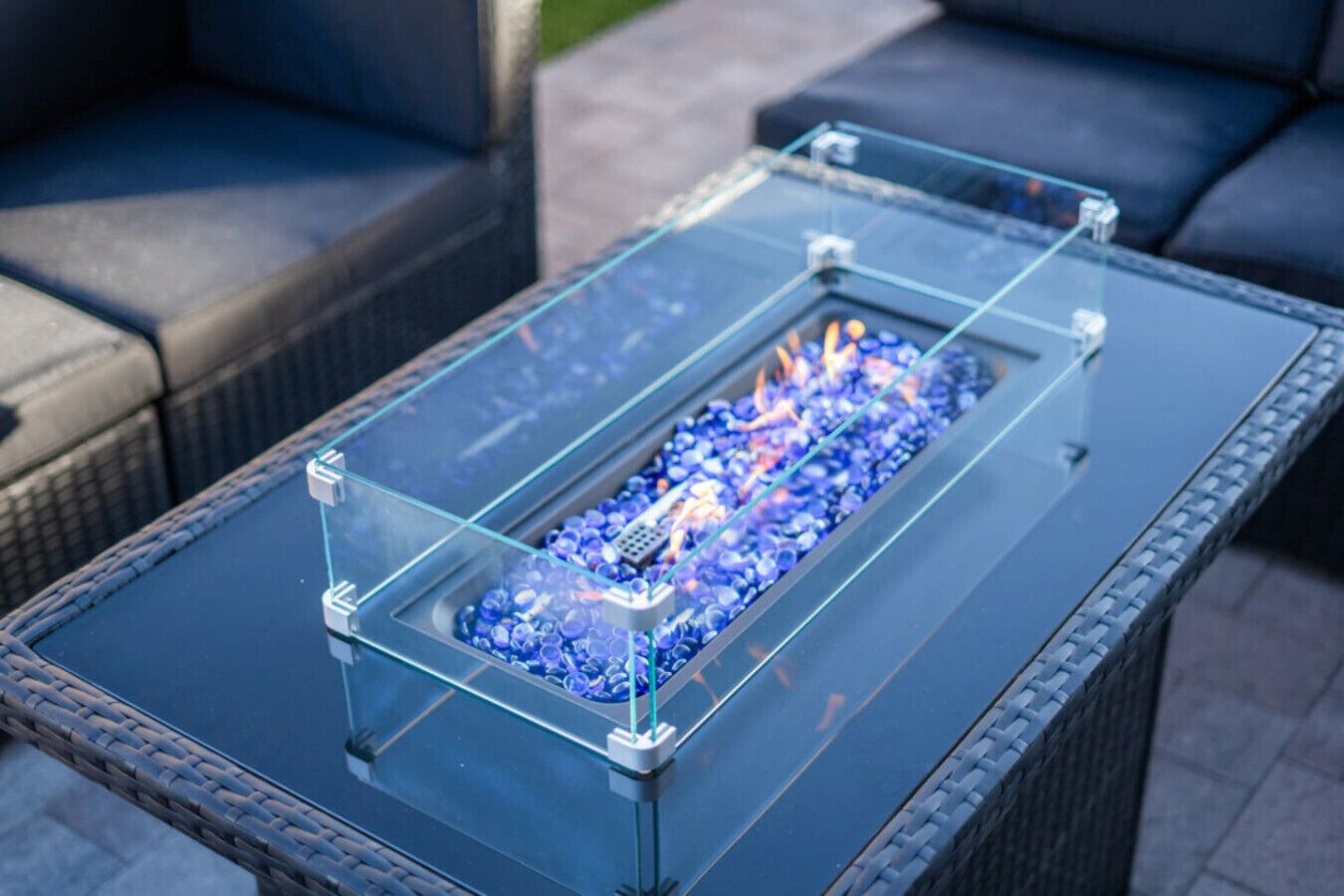 Ein Tisch mit Glasplatte und integriertem Kamin.