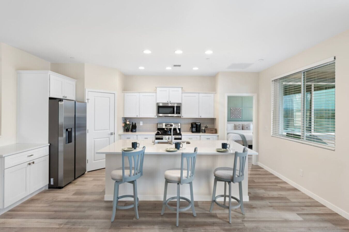 Køleskab, mikrobølgeovn, ovn, kogeplade