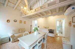 Apartment | Wohnbereich | Flachbildfernseher