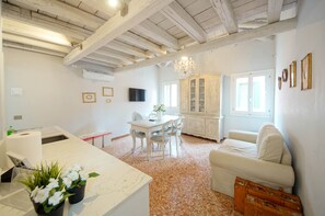 Apartamento | Zona de estar | Una televisión de pantalla plana