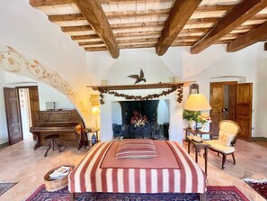 3 habitaciones, tabla de planchar con plancha, wifi y ropa de cama