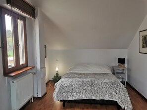 Travel cot, free WiFi, bed sheets