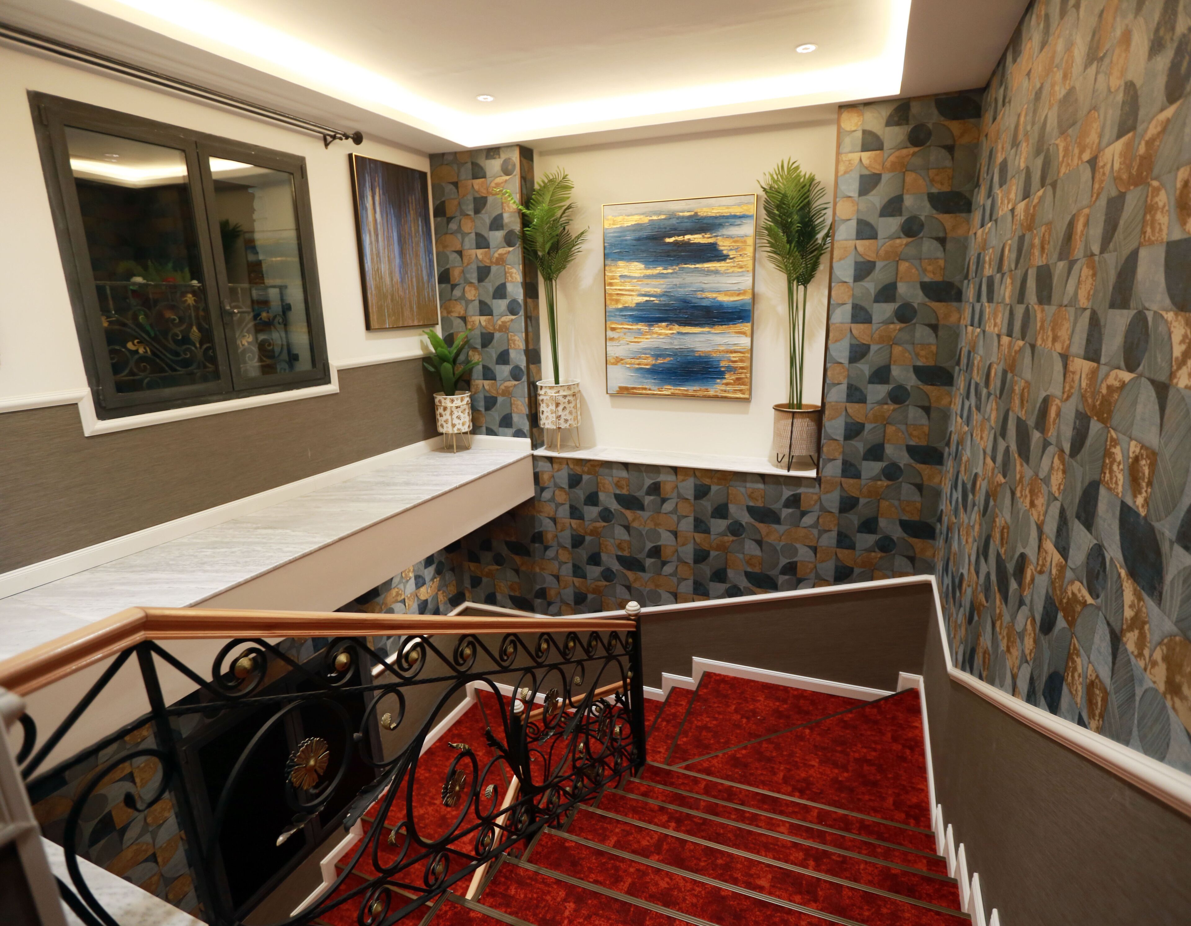 Tallelokero huoneessa, pimennysverhot, äänieristys, silitysrauta/-lauta