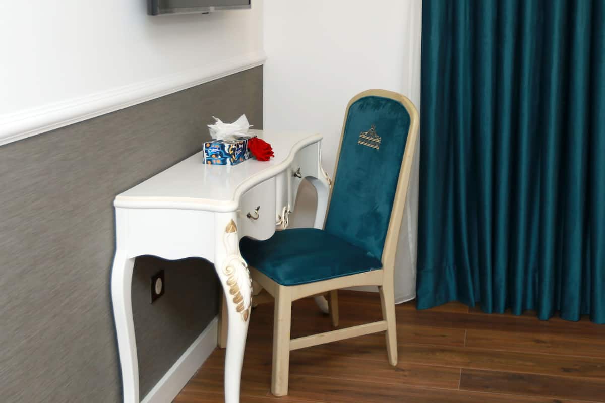 Safe på rommet, blendingsgardiner, lydisolert og strykejern/-brett