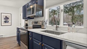 冷蔵庫、電子レンジ、オーブン、コンロ