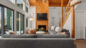 テレビ、暖炉、書斎 / ワークスペース