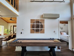 5 habitaciones, escritorio, tabla de planchar con plancha y wifi