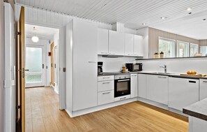 Kühlschrank, Geschirrspüler, Wasserkocher mit Kaffee-/Teezubehör