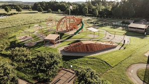 Zona de juegos infantil al aire libre