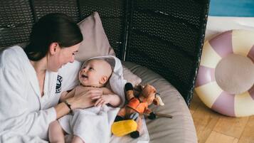 3 Innenpools, 4 Außenpools