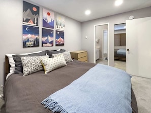 1 bedroom, travel cot, WiFi, bed sheets