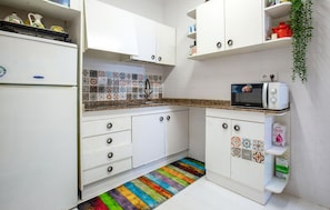 Fridge, stovetop, coffee/tea maker