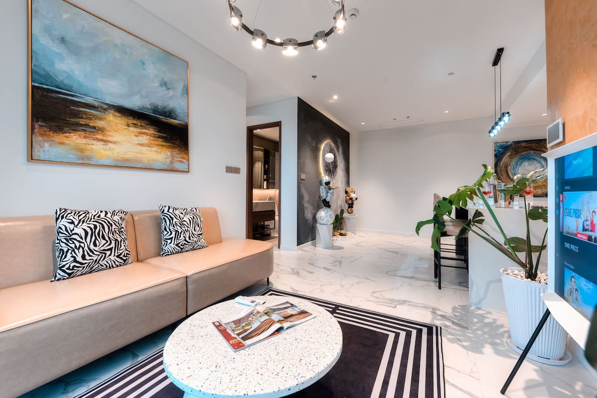 Departamento Deluxe, 2 habitaciones, cocina, vista a la ciudad | Área de sala de estar