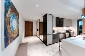 Apartamento luxo, 2 quartos, cozinha, vista para a cidade | Cozinha privada | Geladeira, micro-ondas, fogão, cooktop