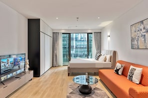 Desk, laptop workspace, blackout curtains, soundproofing - The Crest (Ho Chi Minh City)
