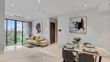 Deluxe Apartment, 2 Bedrooms, Kitchen, City View | Living area