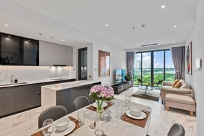 Apartamento Deluxe, 2 habitaciones, cocina, vistas a la ciudad | Servicio de comidas en la habitación