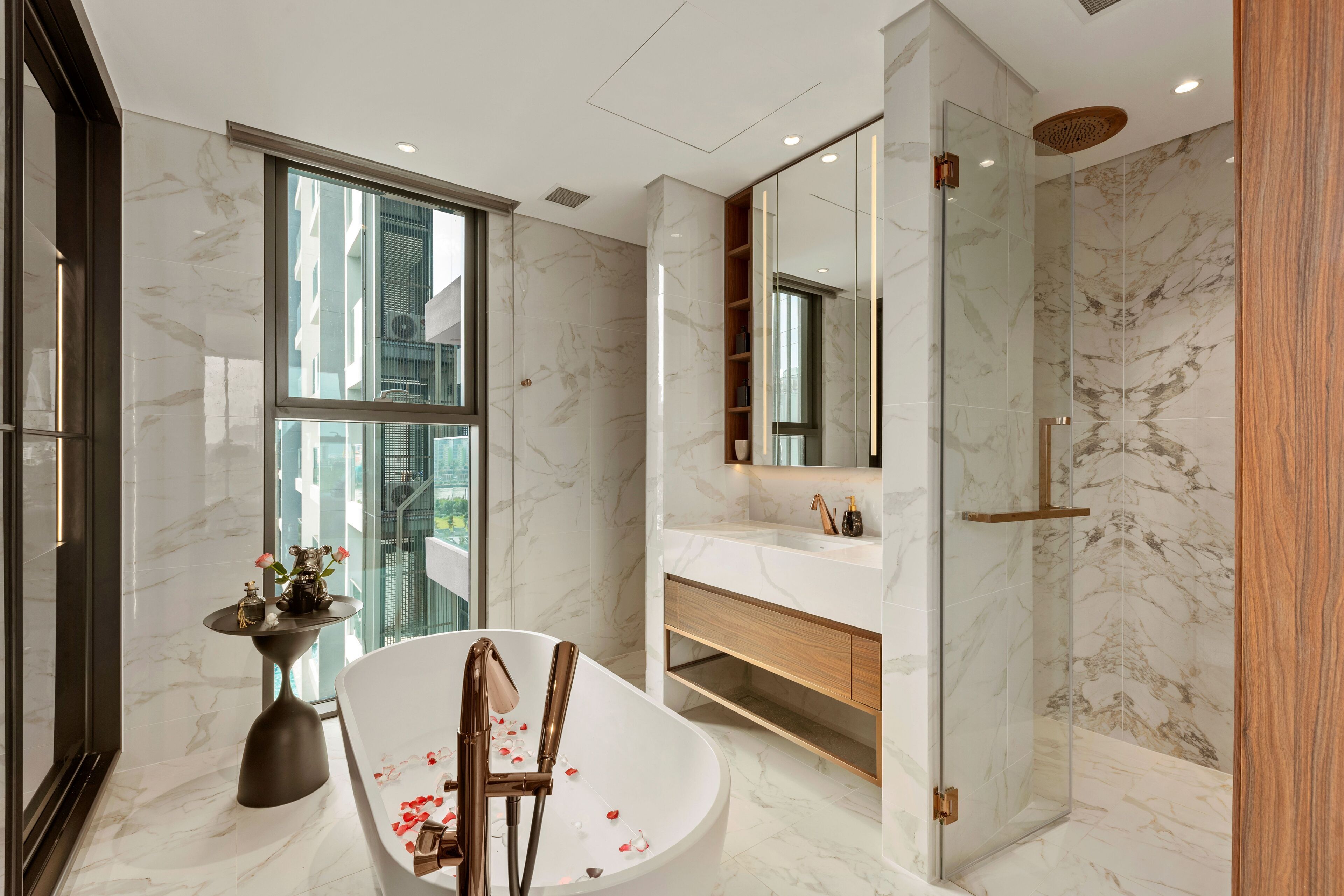 Deluxe-Apartment, 2 Schlafzimmer, Küche, Stadtblick | Badezimmer | Haartrockner, Hausschuhe, Handtücher, Seife