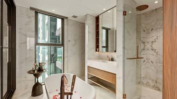 Deluxe-Apartment, 2 Schlafzimmer, Küche, Stadtblick | Badezimmer | Haartrockner, Hausschuhe, Handtücher, Seife