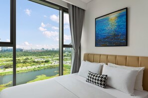 Departamento Deluxe, 2 habitaciones, cocina, vista a la ciudad | Escritorio, espacio para trabajar con laptop y cortinas blackout 