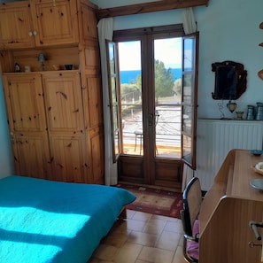 5 bedrooms, desk, iron/ironing board, travel crib