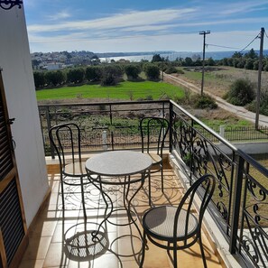Outdoor dining - Villa in Kassandra Chalkidiki with amazing view of the Aegean and Mount Olympus (Nea Poteidaia)