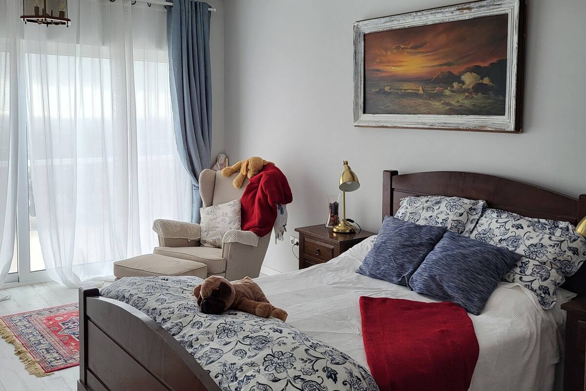 1 dormitorio, caja fuerte, cortinas opacas