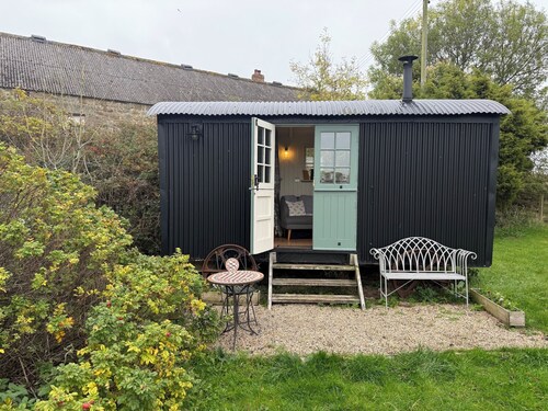 Cosy Romantic Shepherd hut in Open Countryside