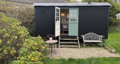 Cosy Romantic Shepherd hut in Open Countryside