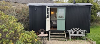Cosy Romantic Shepherd hut in Open Countryside