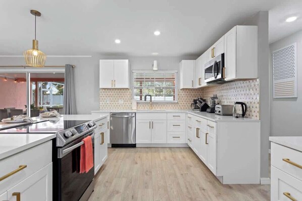 Réfrigérateur, micro-ondes, four, plaque de cuisson