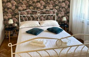 1 bedroom, travel cot, free WiFi, bed sheets