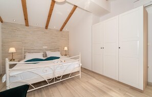 1 bedroom, travel cot, free WiFi, bed sheets