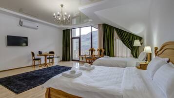 Suite Comfort | Meja kerja, ruang kerja ramah laptop, dan setrika/meja setrika