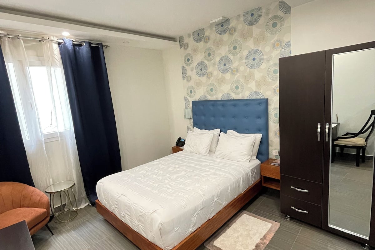 1 habitación, caja de seguridad en la habitación y escritorio