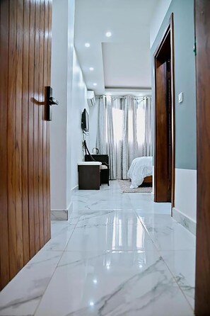 Safe på rommet, skrivebord, blendingsgardiner og lydisolert