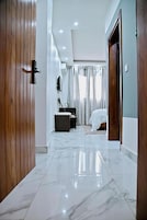 Una cassaforte in camera, una scrivania, tende oscuranti