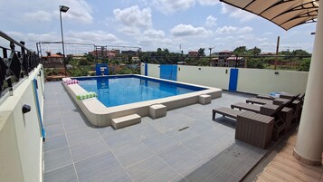 Una piscina al aire libre, guardavidas en la propiedad