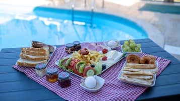 Daily local cuisine breakfast (TRY 300 per person)