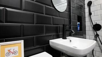 Kostenlose Toilettenartikel, Haartrockner, Hausschuhe, Handtücher