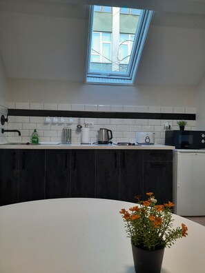 Geladeira, chaleira elétrica, torradeira