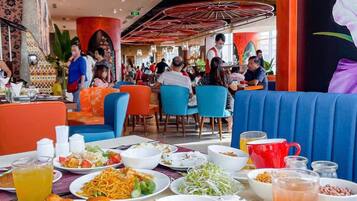 Daily buffet breakfast (VND 250000 per person)