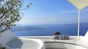 Un espacio moderno para sentarse al aire libre con vista al mar y a las islas.