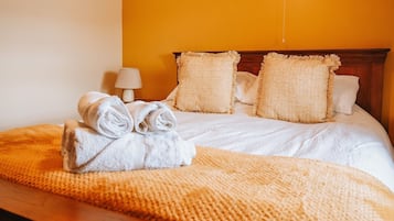 House | 5 bedrooms, iron/ironing board, free WiFi, bed sheets