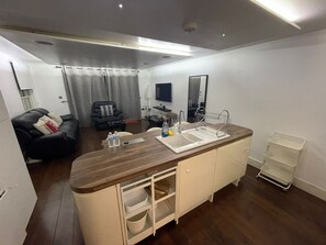 Combined shower/tub, deep soaking tub, towels